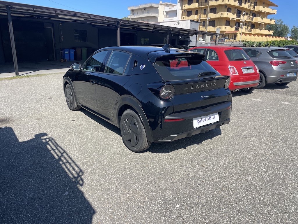 
										Nuova Lancia Ypsilon Hybrid full									