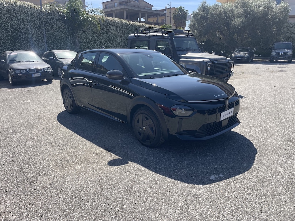 
										Nuova Lancia Ypsilon Hybrid full									
