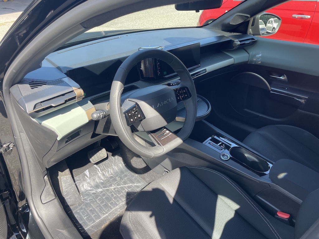 
										Nuova Lancia Ypsilon Hybrid full									