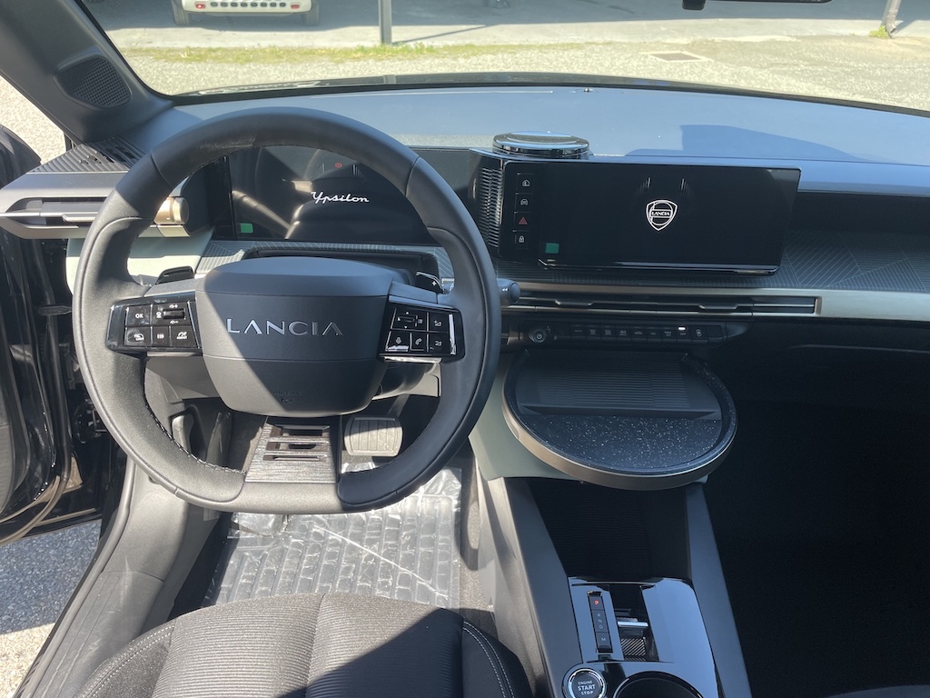
										Nuova Lancia Ypsilon Hybrid full									