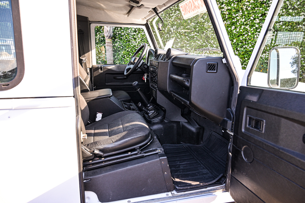 
								LAND ROVER Defender 90 2.2 TD4 Station Wagon SE N1 full									